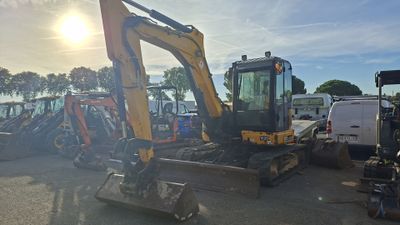 une photo d'un engin de chantier garé sur un parking
