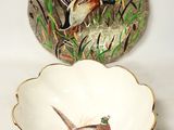 deux bols décorés d'oiseaux, posés sur une table