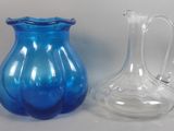 deux vases en verre posés l'un à côté de l'autre sur une table