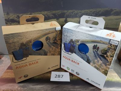 deux cartons de bouteilles d'eau posés l'un à côté de l'autre sur une table