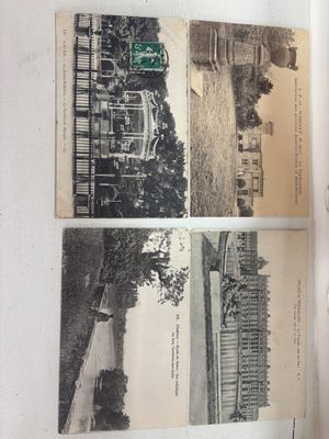 un livre ouvert sur lequel figurent des images d'une maison et d'autres bâtiments