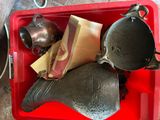 un plateau rouge contenant une bouilloire, un sachet de thé et d'autres objets