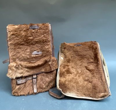 deux bagages posés sur une surface bleue