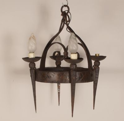 Lustre en fer forgé et martelé, à quatre flambeaux.