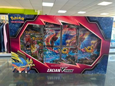présentation de cartes Pokémon dans une vitrine de magasin, posées sur une table en verre