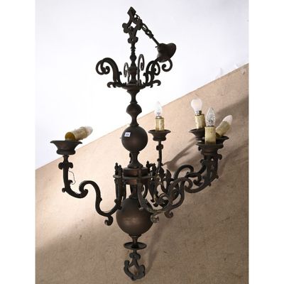 l'image d'un lustre suspendu au plafond