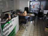 un homme debout devant un réfrigérateur dans une pièce
