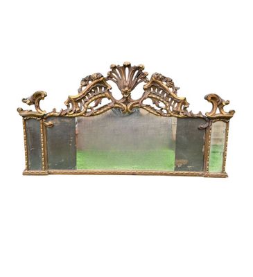 une image d'un miroir avec un cadre doré sur un fond blanc