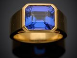 une bague en or sertie d'un saphir bleu au centre