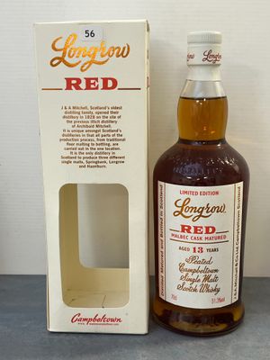 La bouteille de vin rouge de Longrow se trouve à côté d'un carton.
