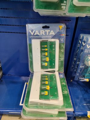 un présentoir de piles en vente dans un magasin