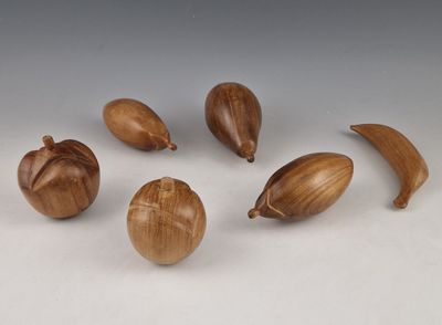 six morceaux de bois posés sur une surface blanche