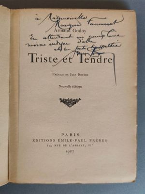 un livre ouvert, sur lequel on peut lire des mots, posé sur une surface bleue