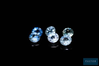un ensemble de trois losanges bleus et blancs sur fond noir