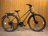 un vélo garé devant un mur en bois