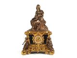 une statue de femme assise au sommet d'une horloge