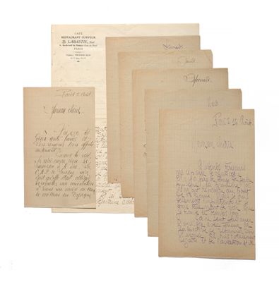 plusieurs vieilles lettres sont empilées les unes sur les autres