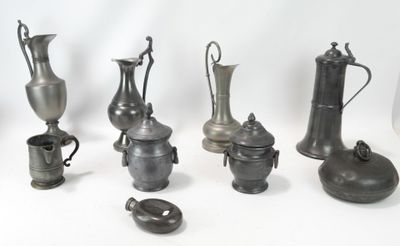 de nombreux vases en métal de toutes sortes sur la table