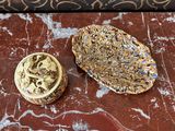 deux morceaux de savon posés sur une table en marbre