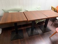 12 TABLES carrées le plateau en pvc sur piètement métallique (photo 3)