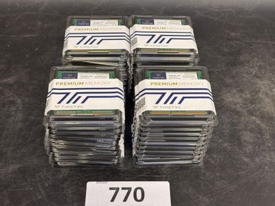 plusieurs piles de CD empilées les unes sur les autres sur une table