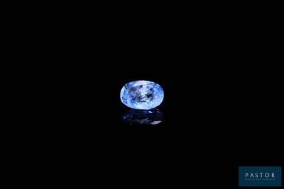 gros plan d'un diamant bleu sur une surface noire