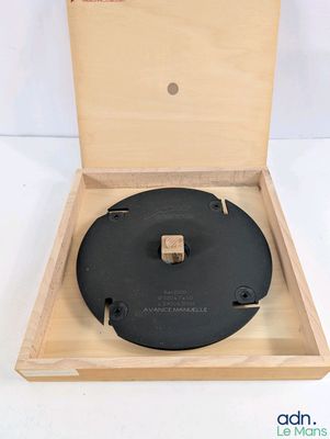 un vieux tourne-disque dans une boîte en bois sur fond blanc