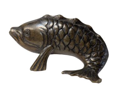 une statue de poisson sur fond blanc, avec un fond blanc