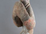 l'image d'une statue d'un homme assis sur un rocher