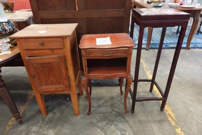 deux tables en bois avec des tiroirs et une table sur laquelle est posé un tiroir