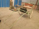 un cheval tirant une charrette dans un garage