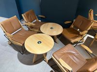 Ensemble de quatre fauteuils + deux tables