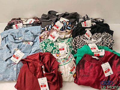 un tas de vêtements posés sur une table