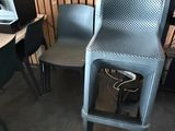 deux chaises et une table sur laquelle se trouve un ordinateur
