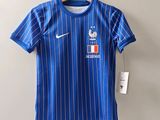 Le t-shirt est bleu et blanc, avec une rayure blanche.