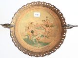 une assiette décorée d'une peinture, accrochée au mur