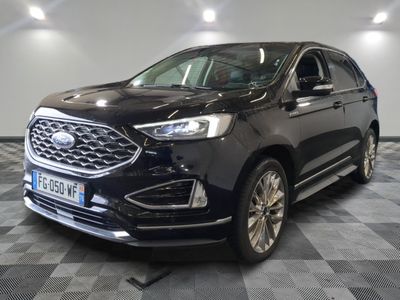 un SUV Ford Edge noir garé sur un sol à damier