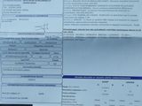 un gros plan d'un passeport posé sur un siège de voiture