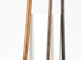 trois types d'armes différents exposés dans un vase en verre