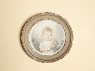 la photo d'un enfant dans un cadre accroché au mur