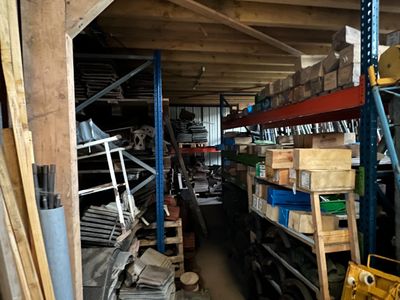 une pièce remplie d'une multitude d'objets de toutes sortes