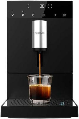 une machine à café avec une tasse de café posée devant