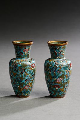 paire de vases chinois en émail cloisonné, ornés de motifs floraux