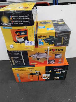 des cartons empilés les uns sur les autres par terre
