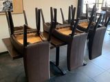 Plusieurs chaises sont alignées en rang dans un restaurant