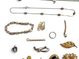 un assortiment de bijoux en or et en argent, comprenant des broches, des boucles d'oreilles, des bagues et des bracelets