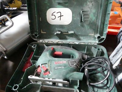 une boîte verte contenant une perceuse électrique
