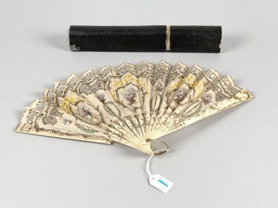 un ventail de billets et un stylo posés sur une table