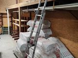 une échelle adossée au mur d'une pièce