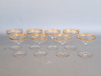 Suite de huit coupes à champagne en cristal à décor d'une fr…